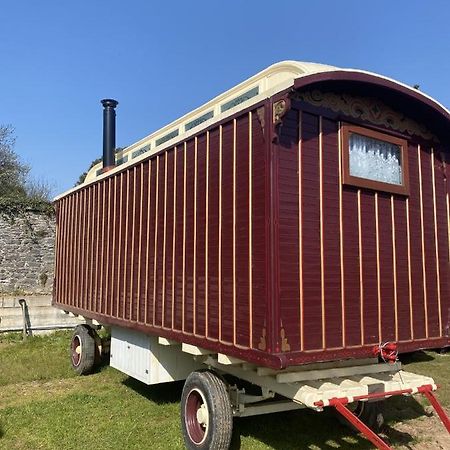 Vintage Showman'S Wagon For Two Close To Beach Plymouth Exterior foto
